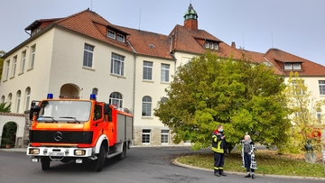 Löschfahrzeug vor Verwaltungsgebäude