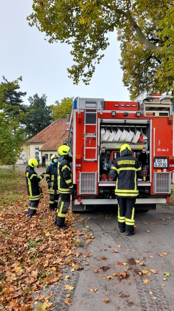 KameradInnen am Löschfahrzeug