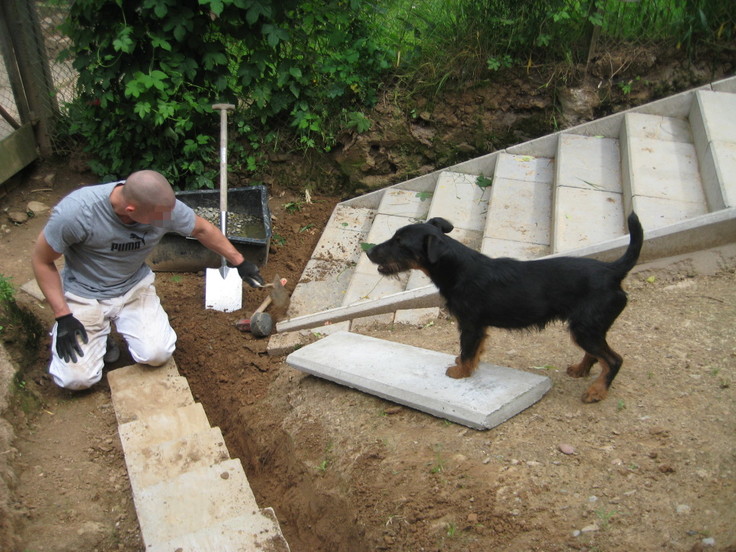 Ein Gefangener arbeitet ehrenamtlich an einer Treppe im Tierheim Hameln