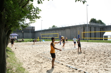 Ein Beachvolleyballturnier auf dem Sandplatz der JA