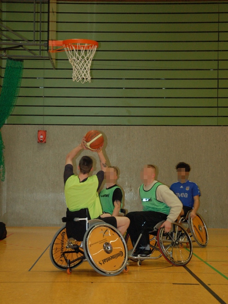 Rollstuhlbasketball mit Gefangenen in der Sporthalle