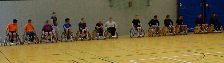 Rollstuhlbasketball mit Gefangenen in der Sporthalle