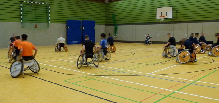 Rollstuhlbasketball mit Gefangenen in der Sporthalle