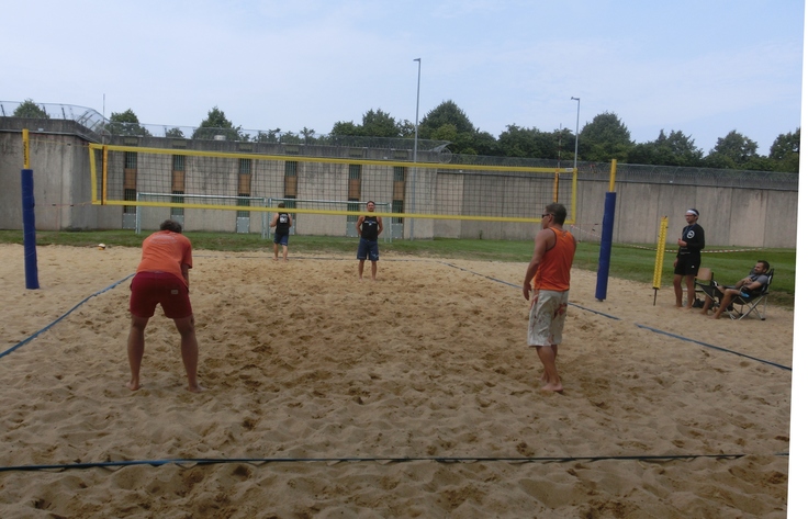 Ein Beachvolleyballer macht einen Aufschlag