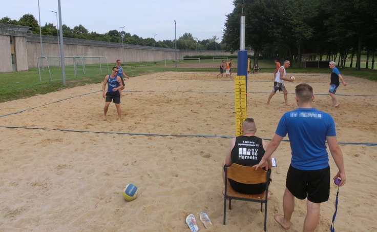 Beachvolleyballer auf dem Feld