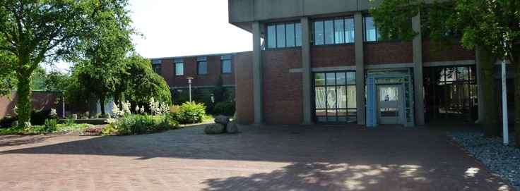 Eingang in das Verwaltungsgebäude der Jugendanstalt