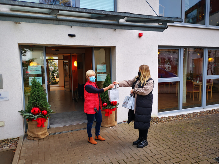 Die Übergabe der Weihnachtskarten im Seniorenheim Akazienhof in Hameln