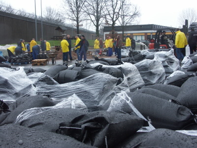 3250 Sandsäcke gefüllt und verladen