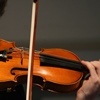 Ein Musiker der Geige spielt