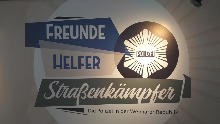 Titelbild der Ausstellung Freunde Helfer Straßenkämpfer - Die Polizei in der Weimarer Republik