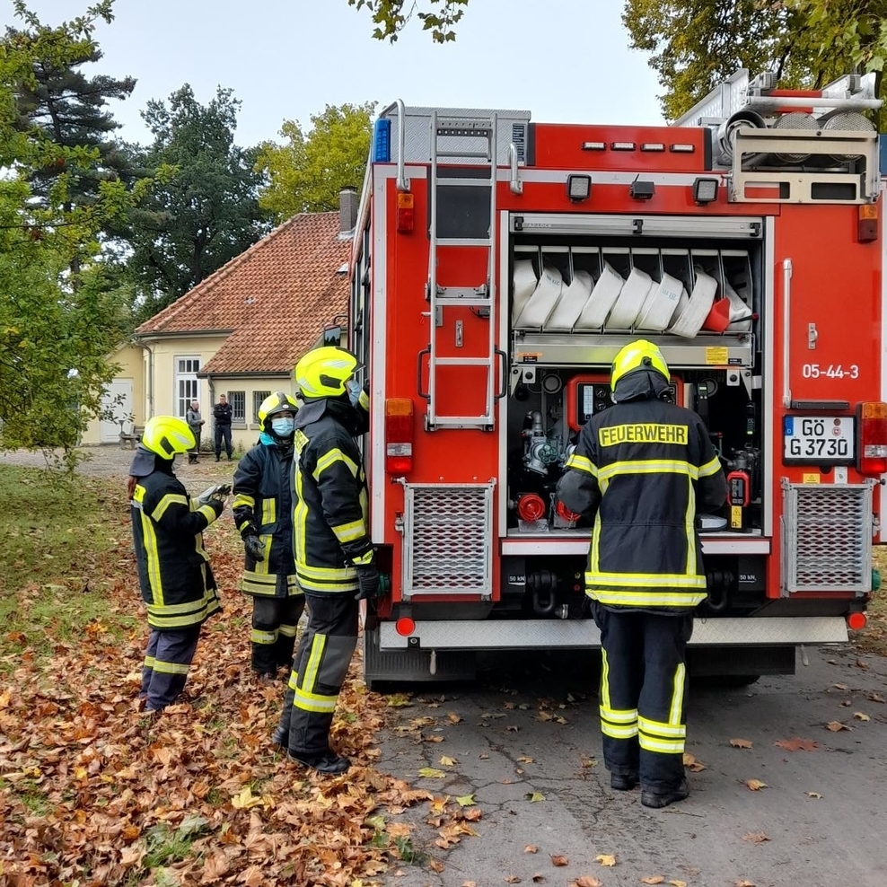 KameradInnen am Löschfahrzeug