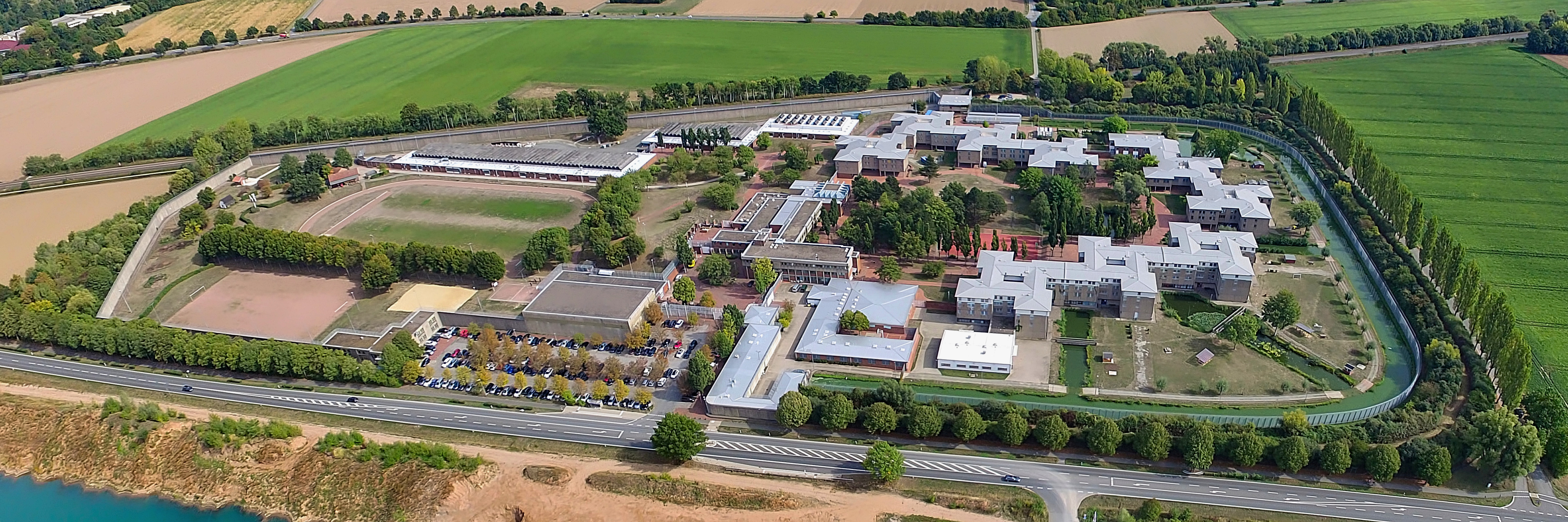 Überblick über die Jugendanstalt Hameln mit verschiedenen Gebäuden aus der Luft betrachtet